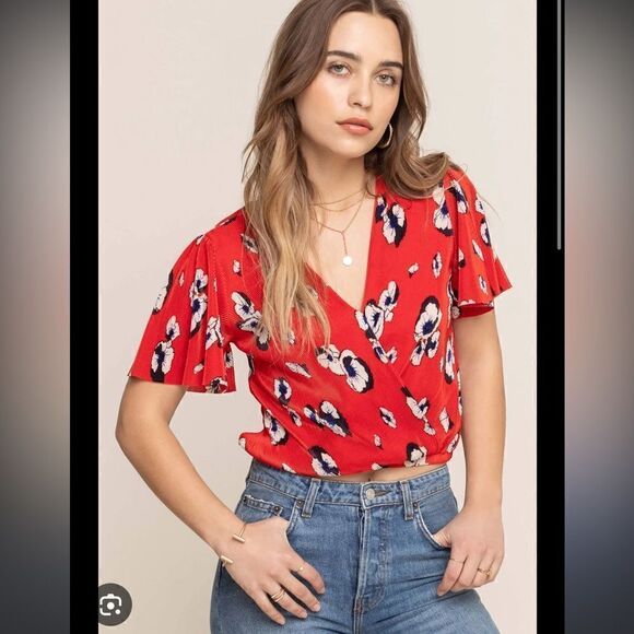 ASTR The Label Crinkle Floral Cross Front Blouse Vneck Red White Blue - Picture 1 of 11
